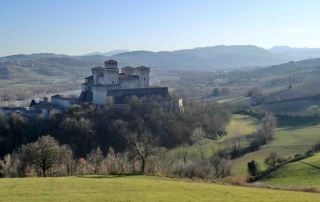 Il castello di Torrechiara visto dalle colline di Arola, domina la Val Parma